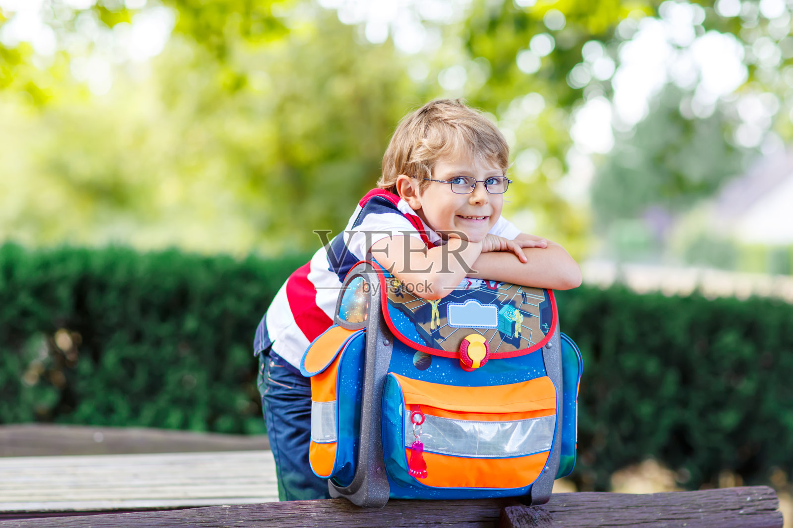一个背着书包的小男孩，这是上学的第一天照片摄影图片