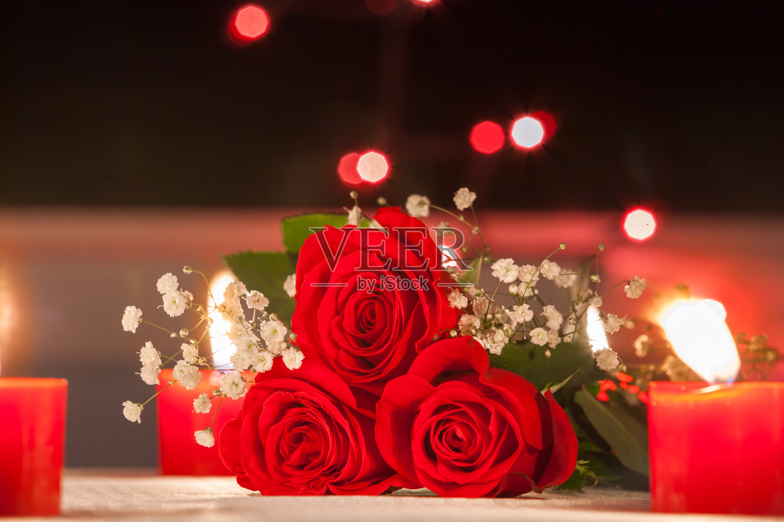 新鲜的玫瑰在浪漫的晚餐设置照片摄影图片