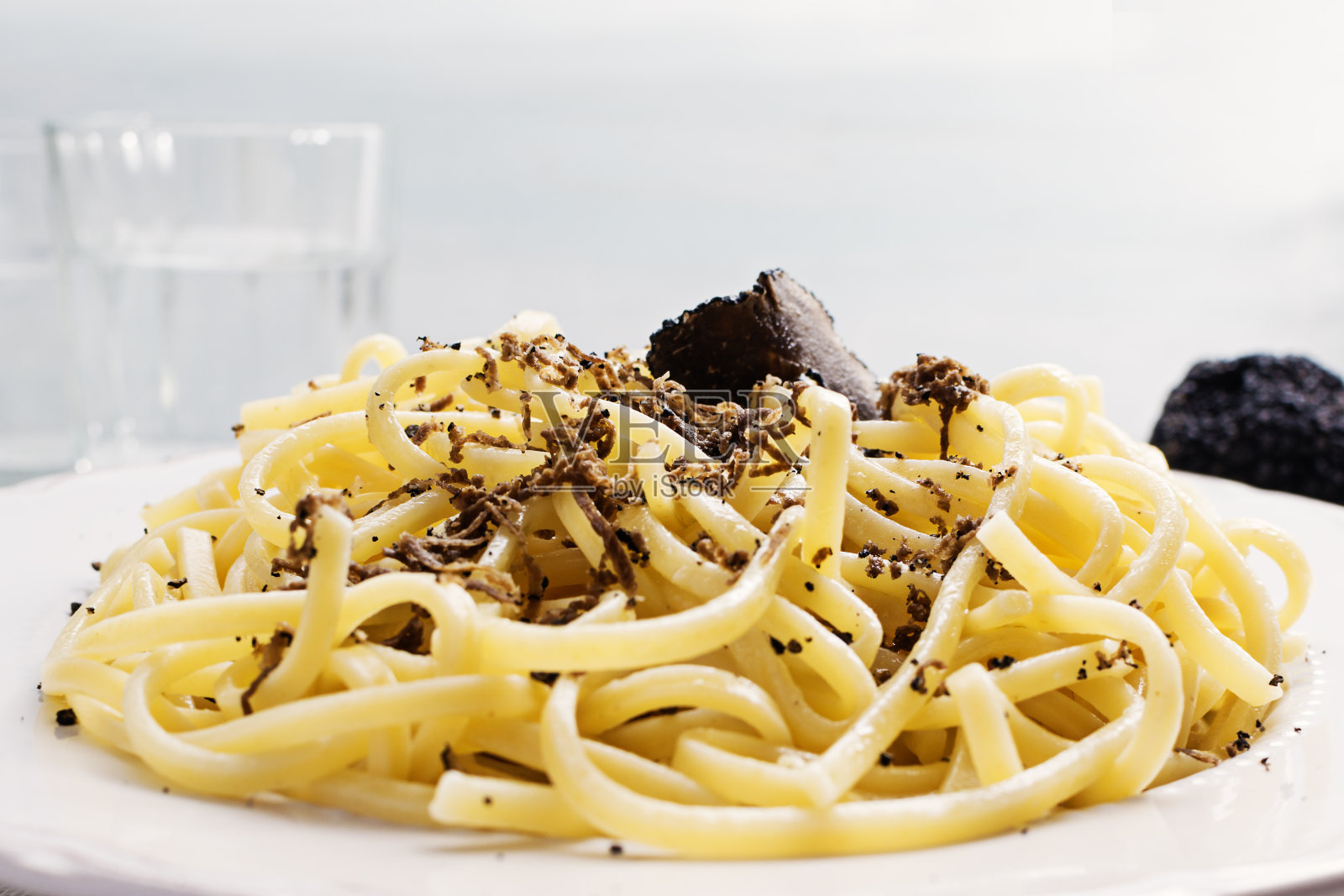 斯特兰戈奇，意大利小麦通心粉和松露在一个较轻的背景。照片摄影图片