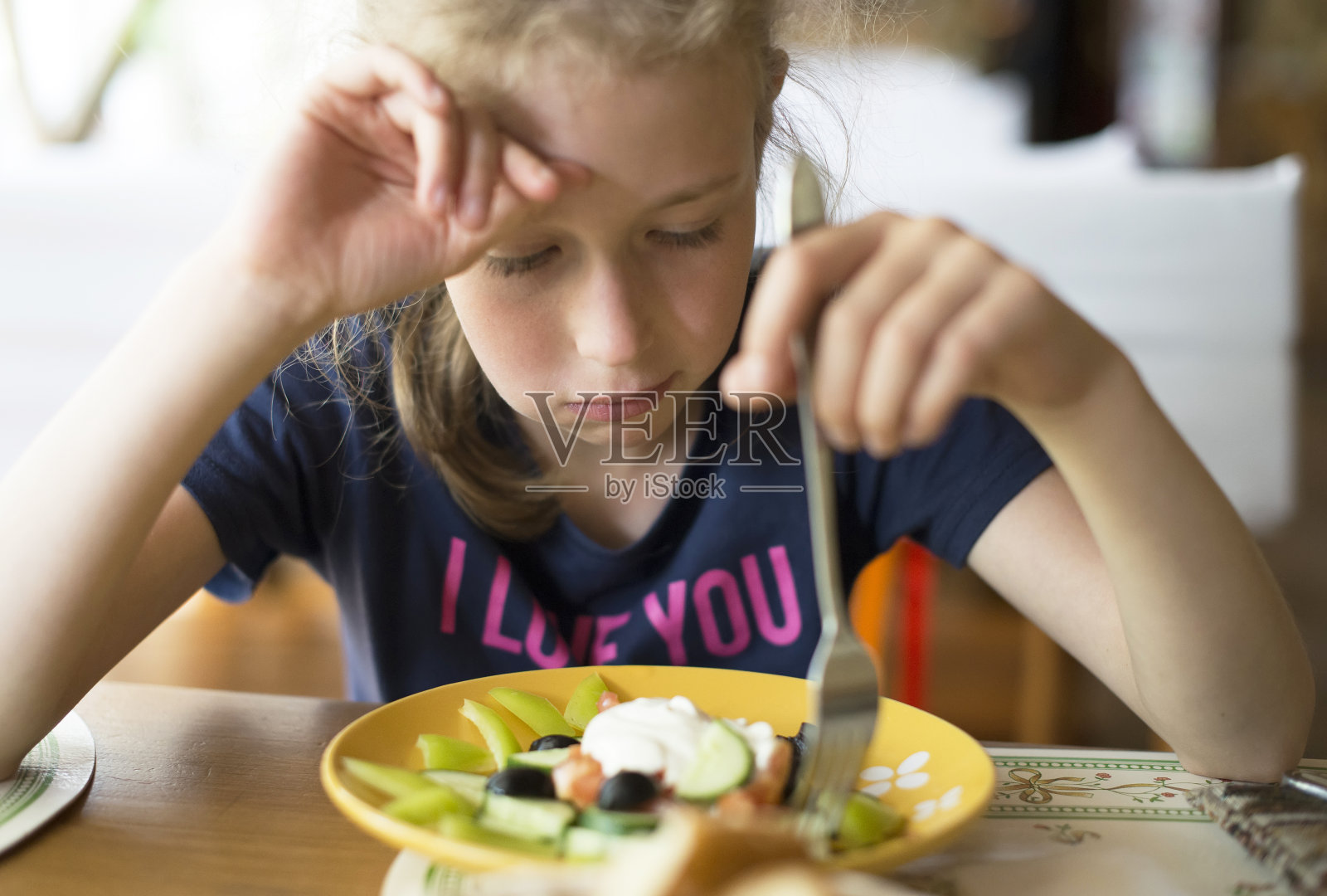 小女孩不想在餐馆吃饭。照片摄影图片