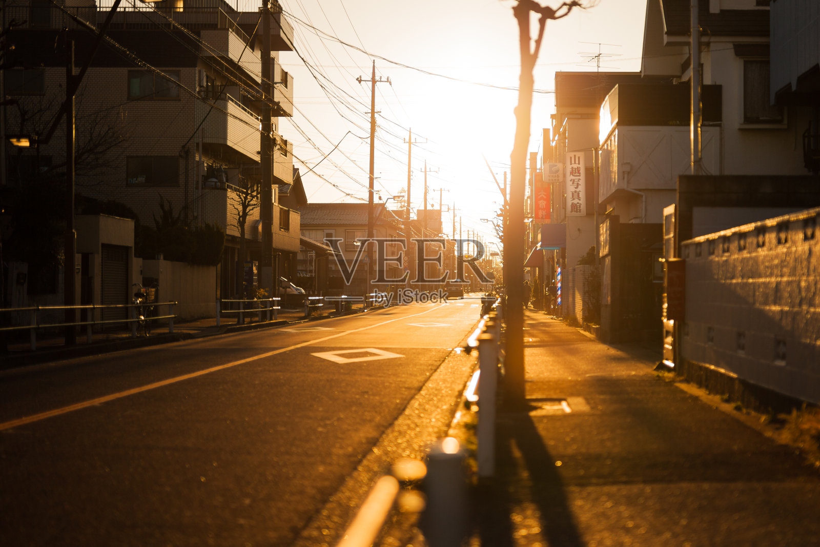 日本的黄昏。照片摄影图片