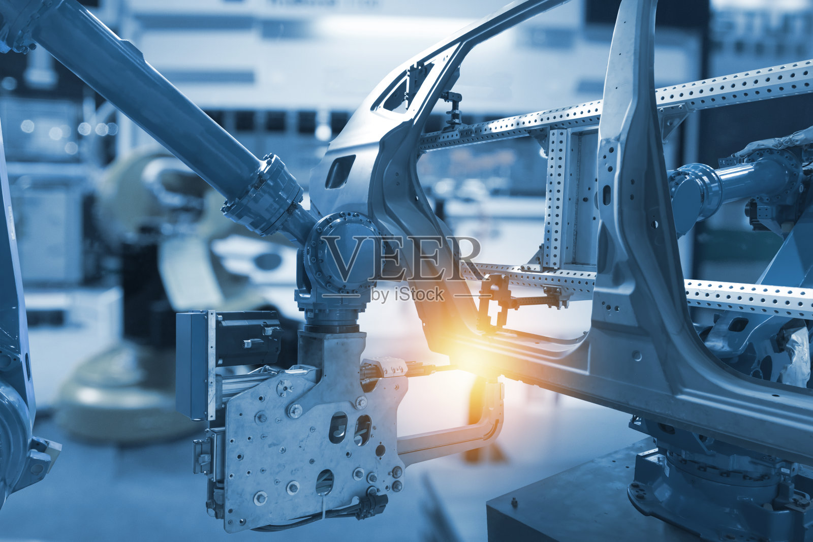 汽车制造生产工业机器，工厂机器人手臂在智能工厂和工业4.0的概念。蓝色的基调。照片摄影图片