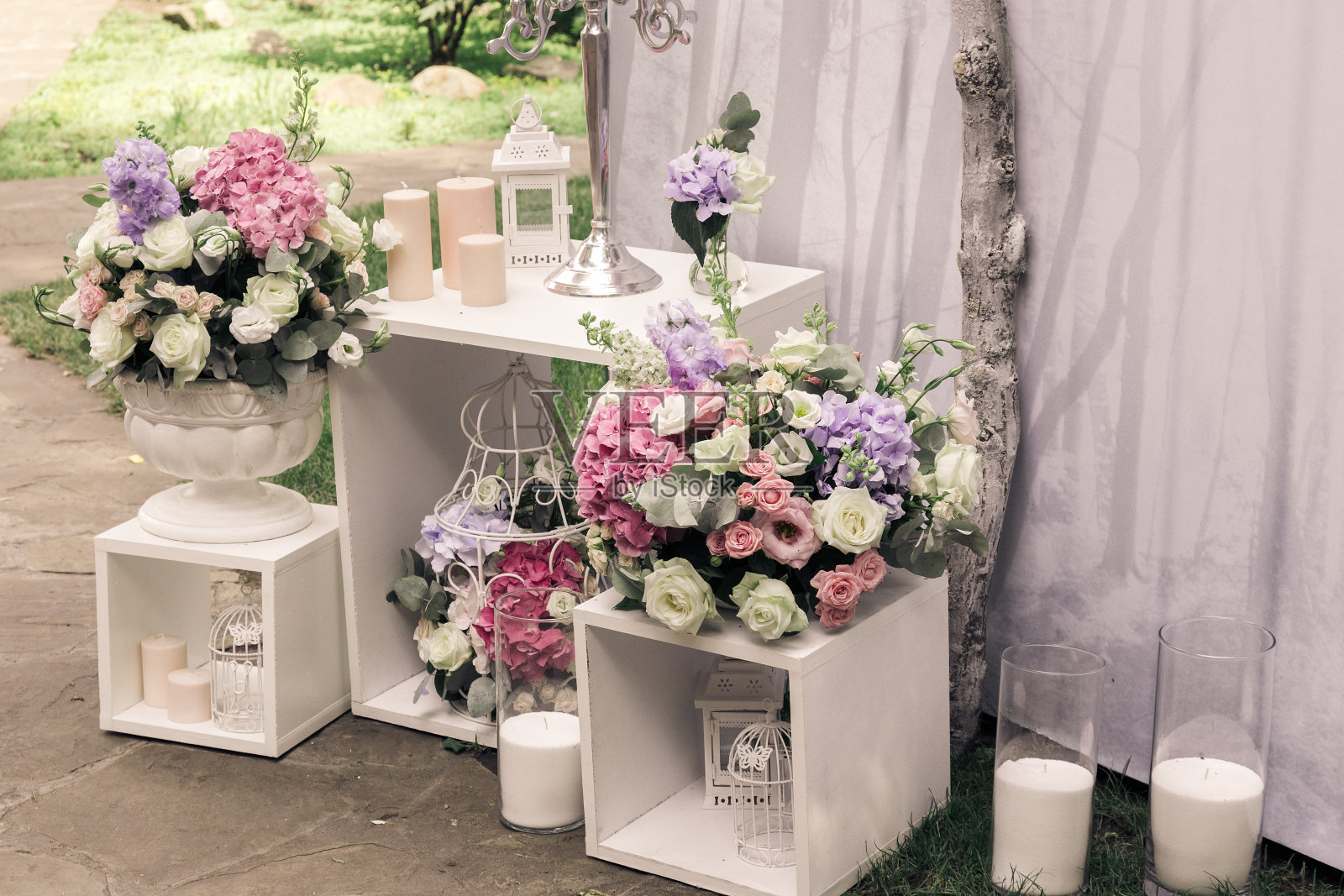 婚礼装饰花束，玫瑰和eustoma，蜡烛在餐厅户外。照片摄影图片