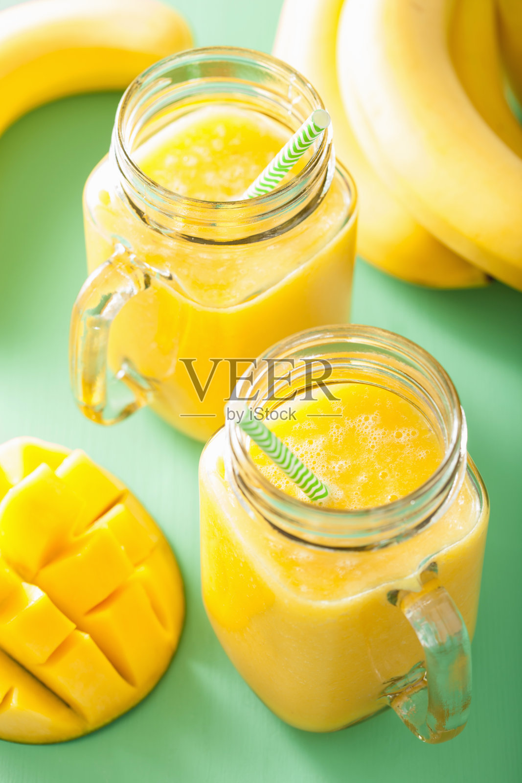 健康的芒果菠萝冰沙在梅森罐子照片摄影图片