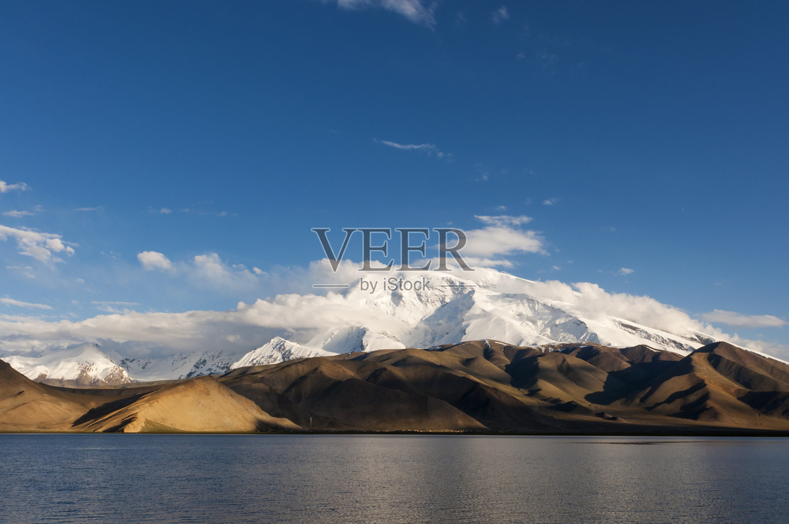 卡拉库尔湖位于中国西北部的新疆维吾尔自治区照片摄影图片