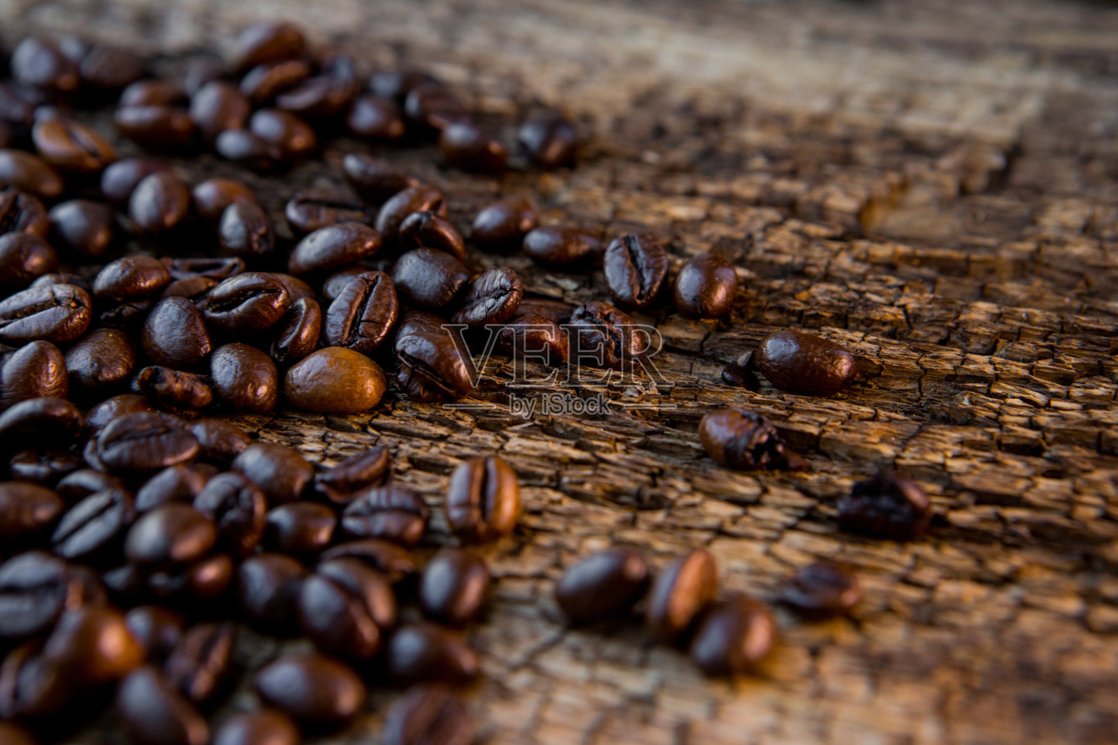 木材背景上的咖啡豆照片摄影图片