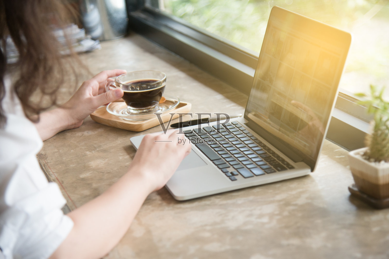 在家庭办公室工作的女人把手放在键盘上。咖啡休息后在家办公，在电脑上工作照片摄影图片