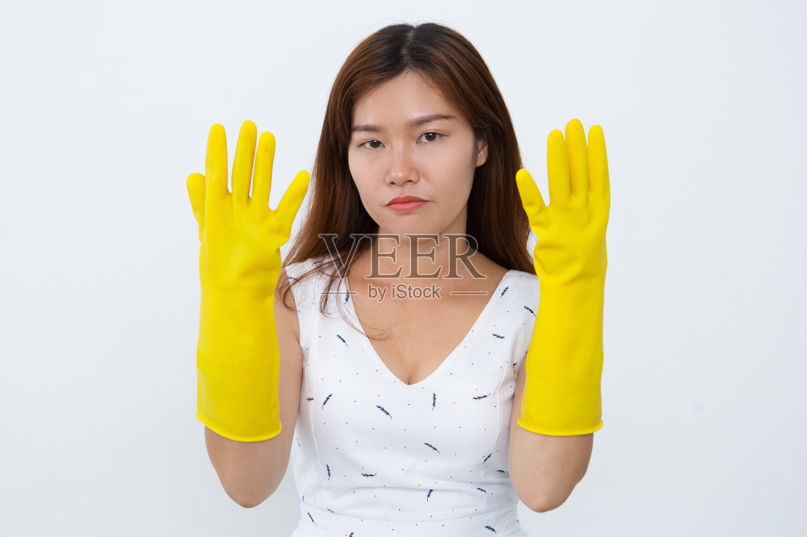 精疲力竭的亚洲女人双手戴着手套照片摄影图片