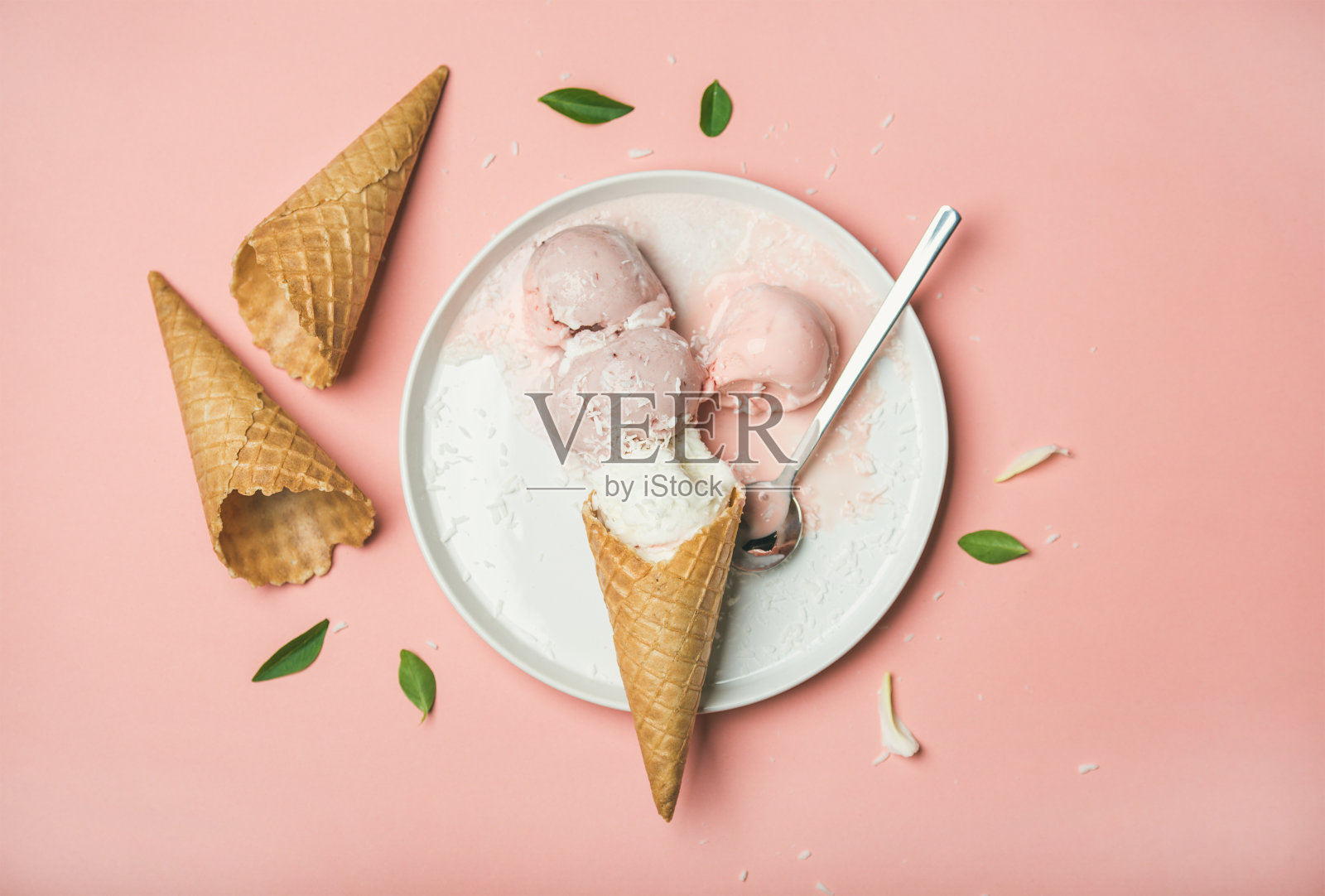 粉彩草莓椰子冰淇淋勺照片摄影图片