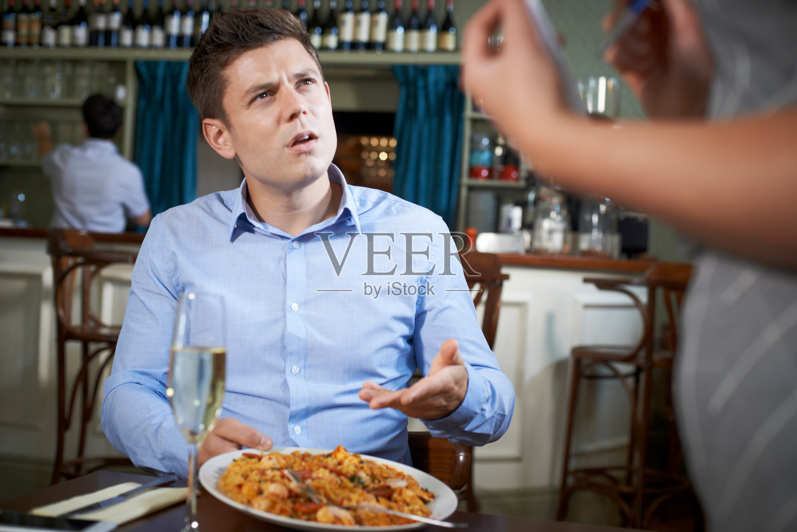 顾客在餐厅向服务员抱怨食物照片摄影图片