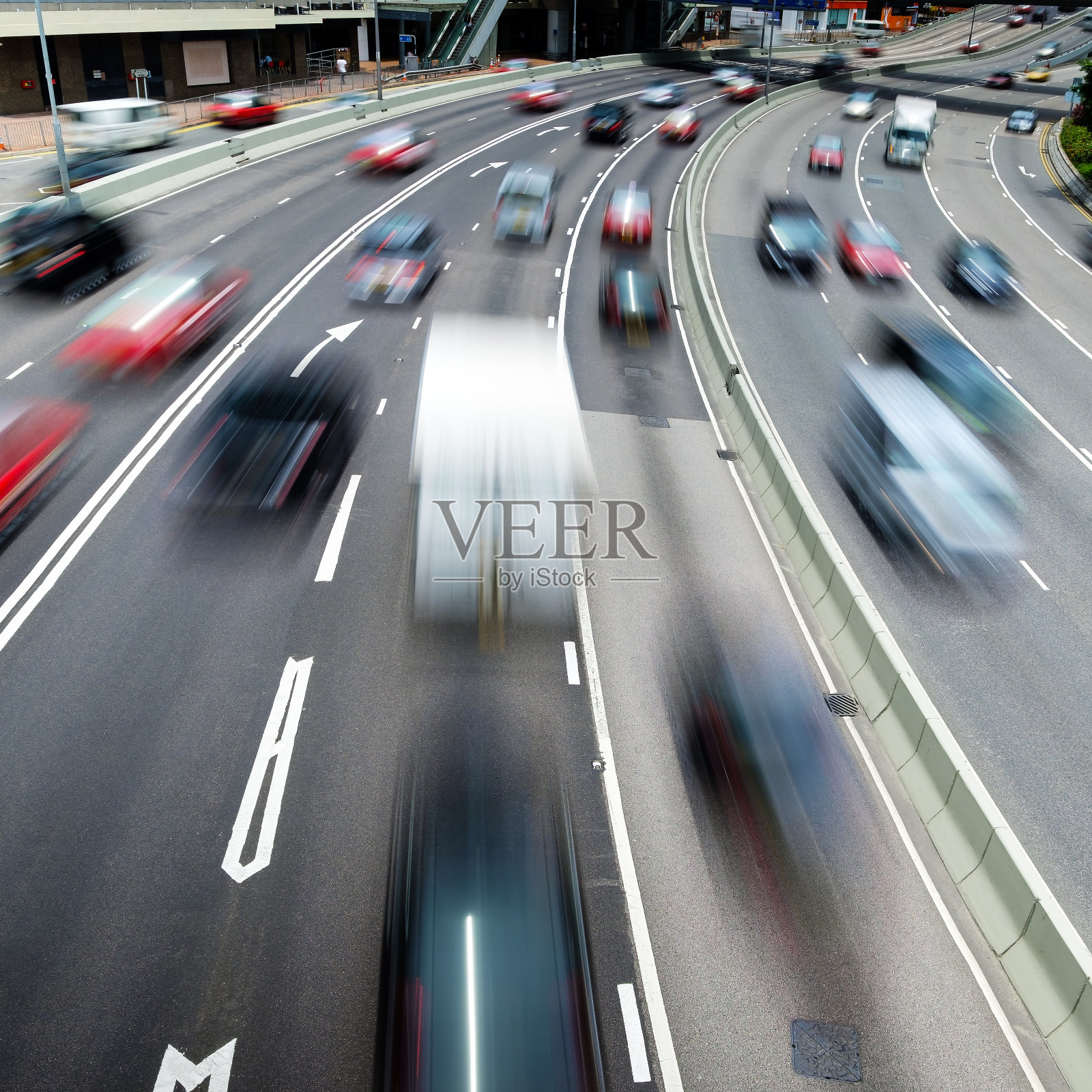多车道高速公路上的交通与运动模糊照片摄影图片