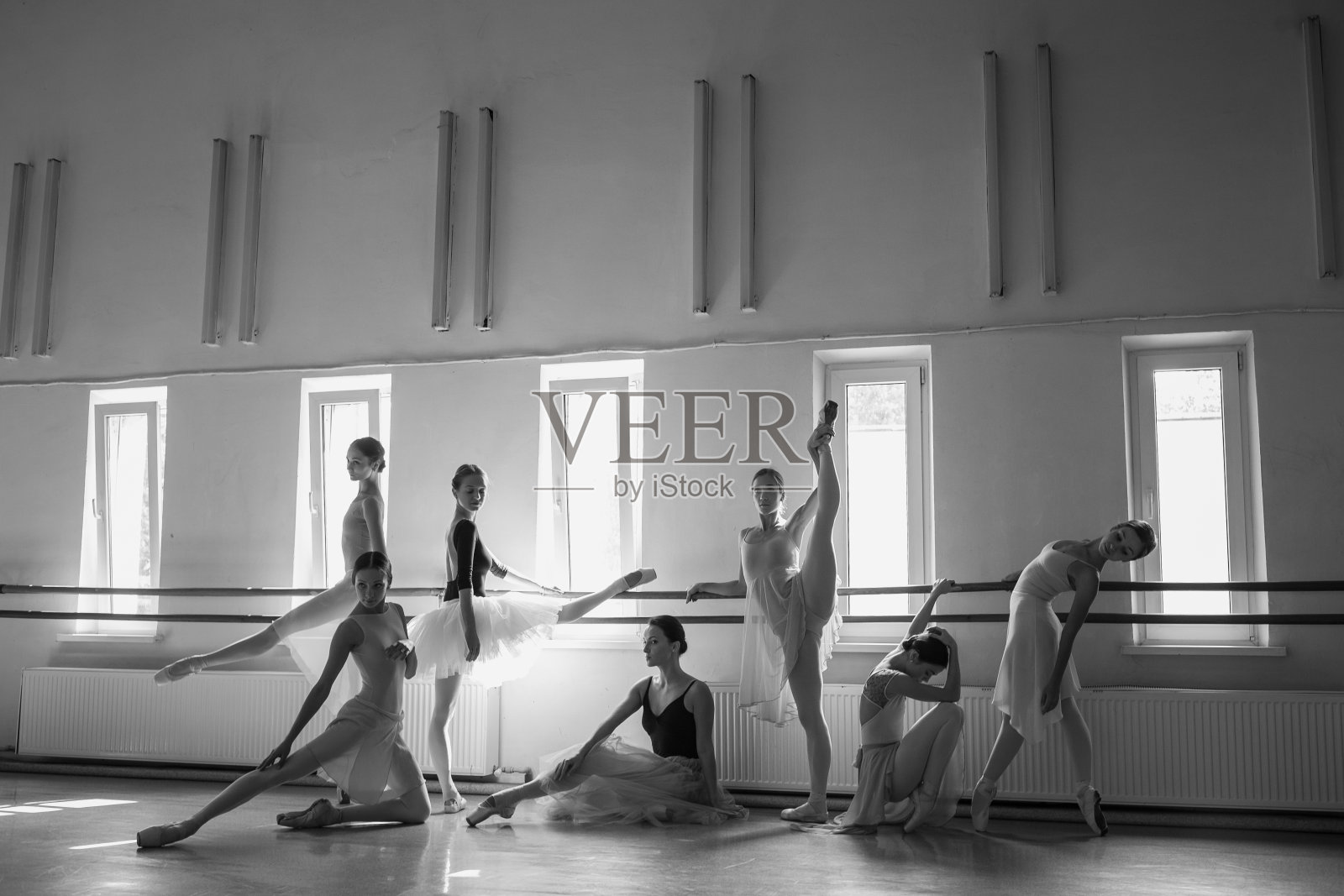 芭蕾舞酒吧里的七个芭蕾舞者照片摄影图片
