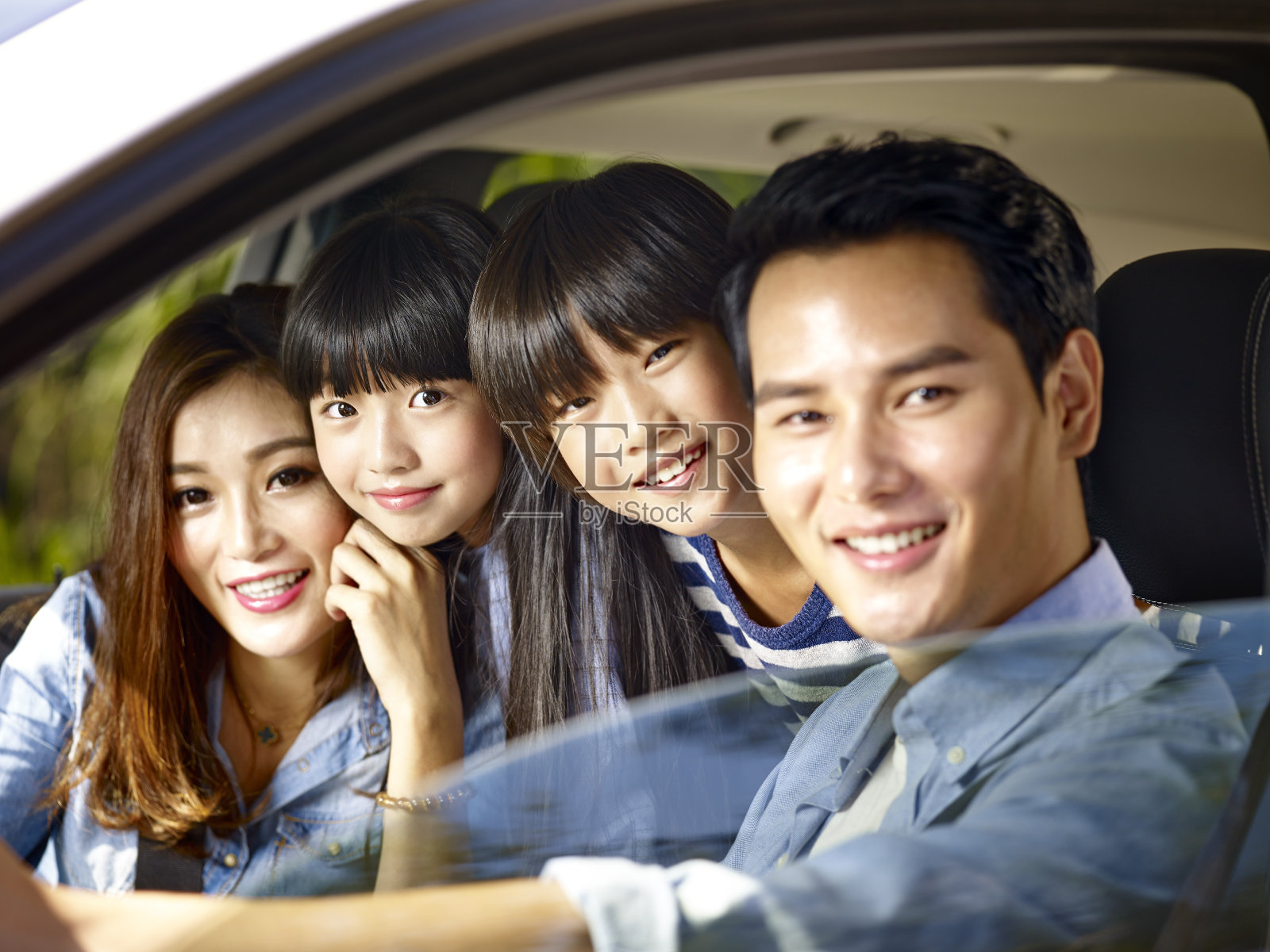 快乐的亚洲家庭开车旅行照片摄影图片