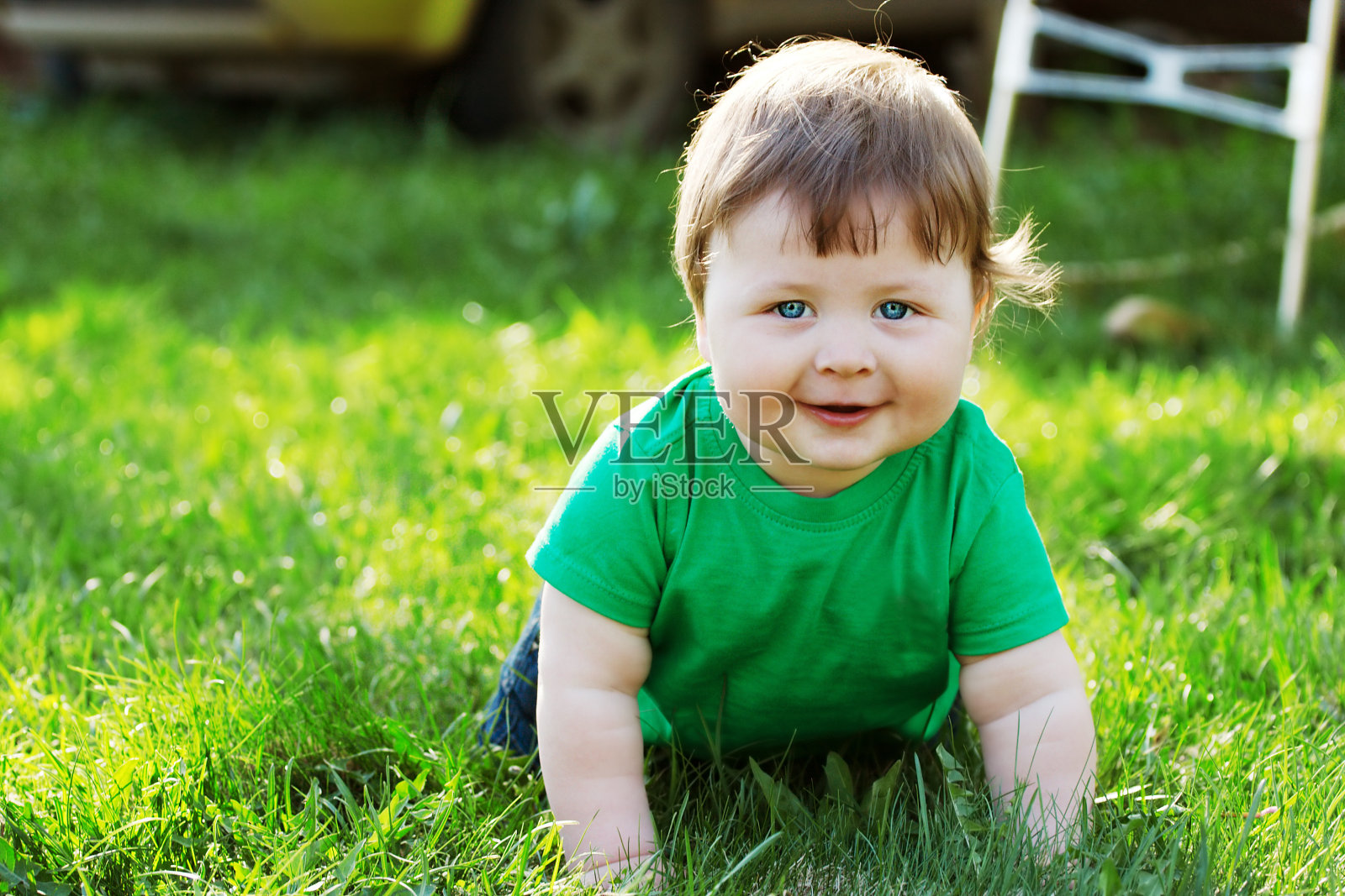 草地上的婴儿照片摄影图片