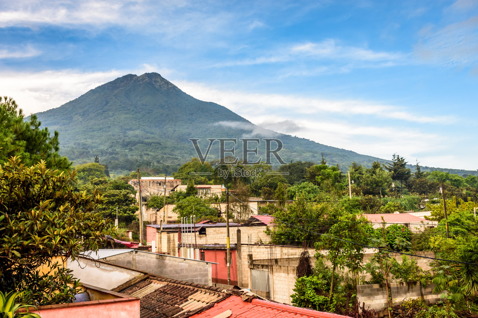 危地马拉阿瓜火山山坡上的村庄照片摄影图片