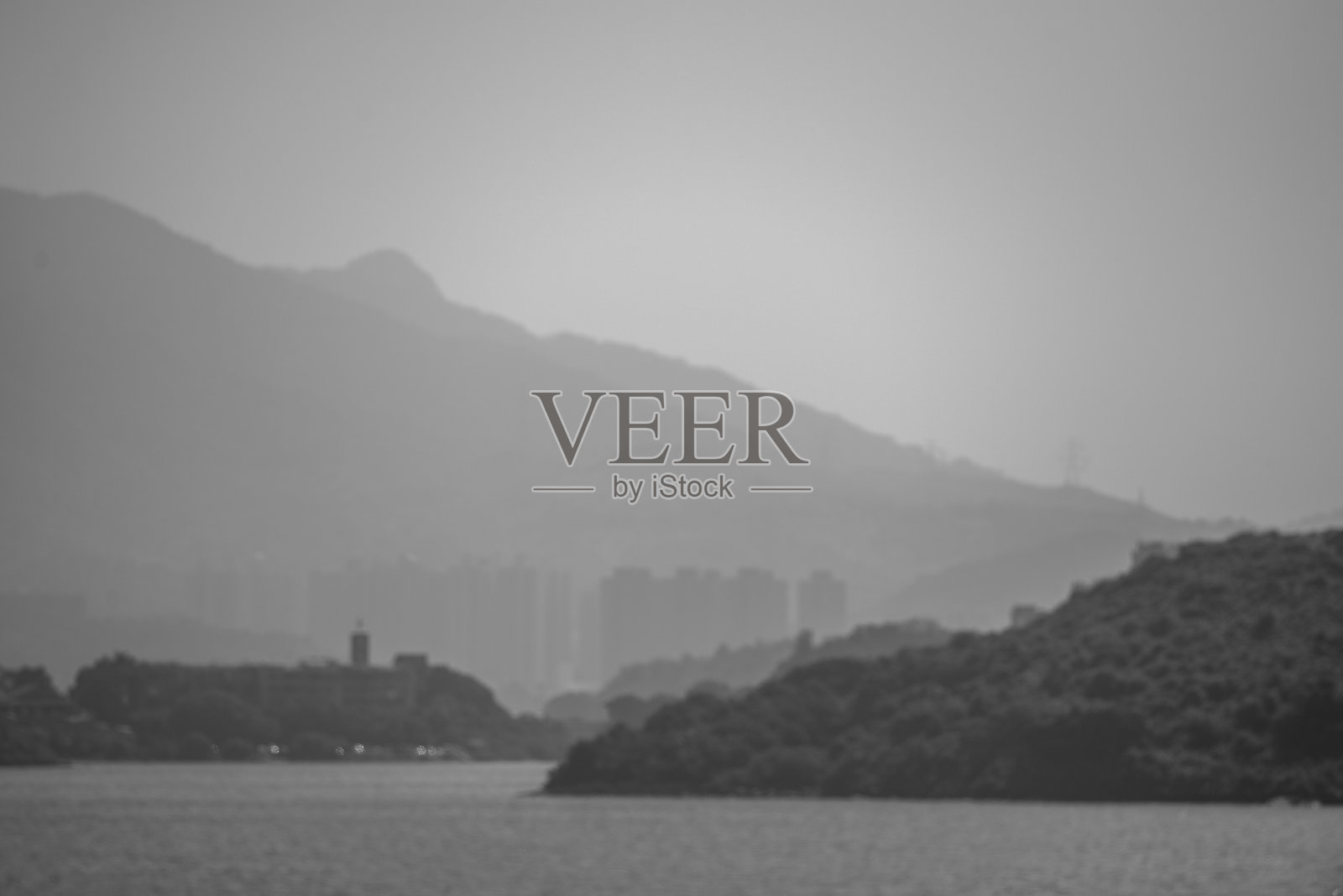 从香港船湾淡水湖眺望:单色照片摄影图片