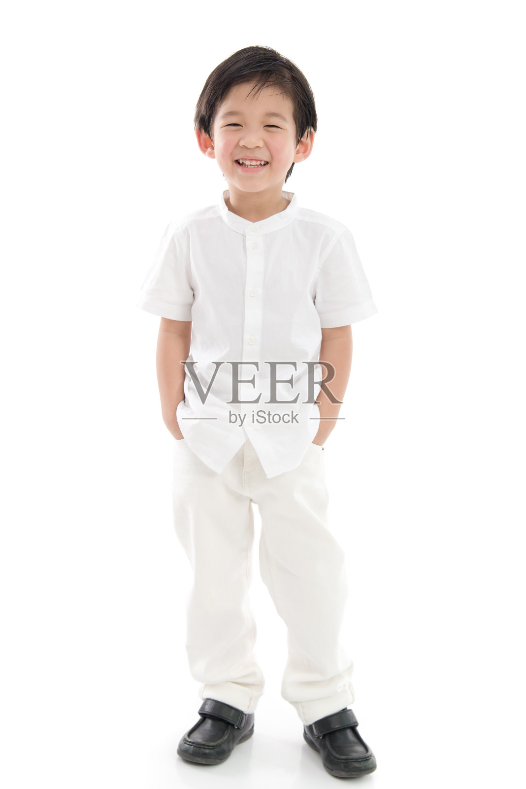 快乐的亚洲小男孩在白人背景孤立照片摄影图片