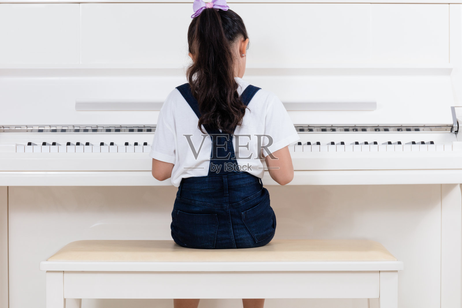 亚洲华人小女孩在家里弹奏古典钢琴照片摄影图片