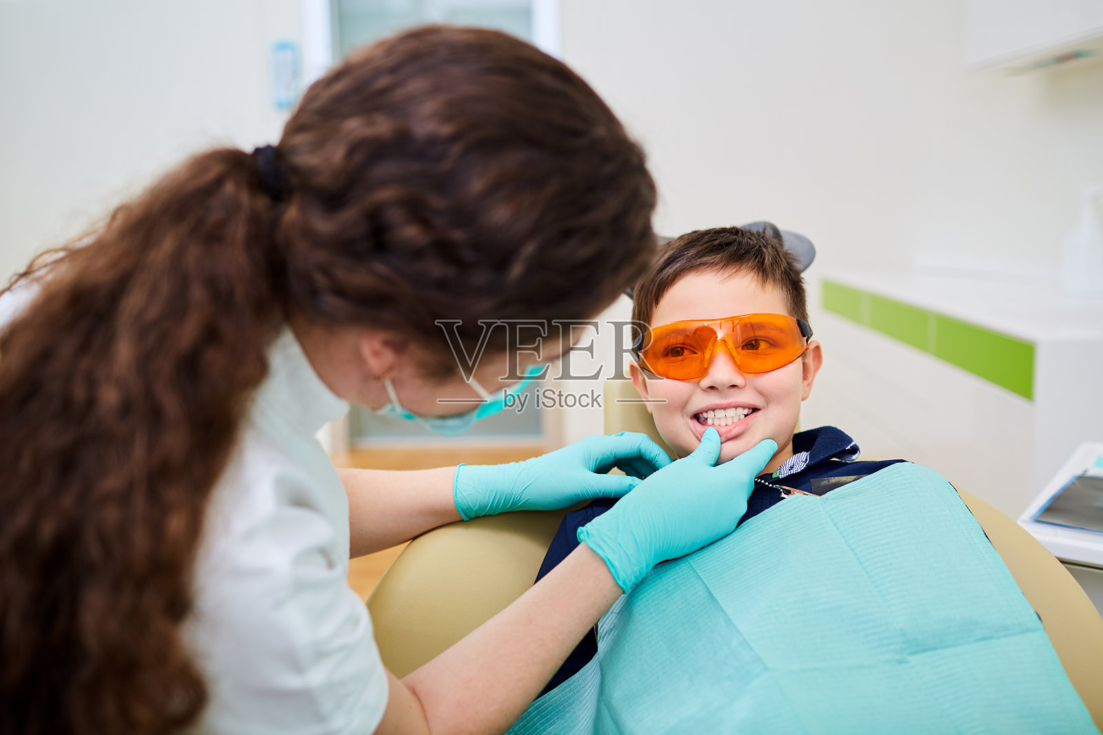 一个小孩在牙科诊所的牙医接待处照片摄影图片