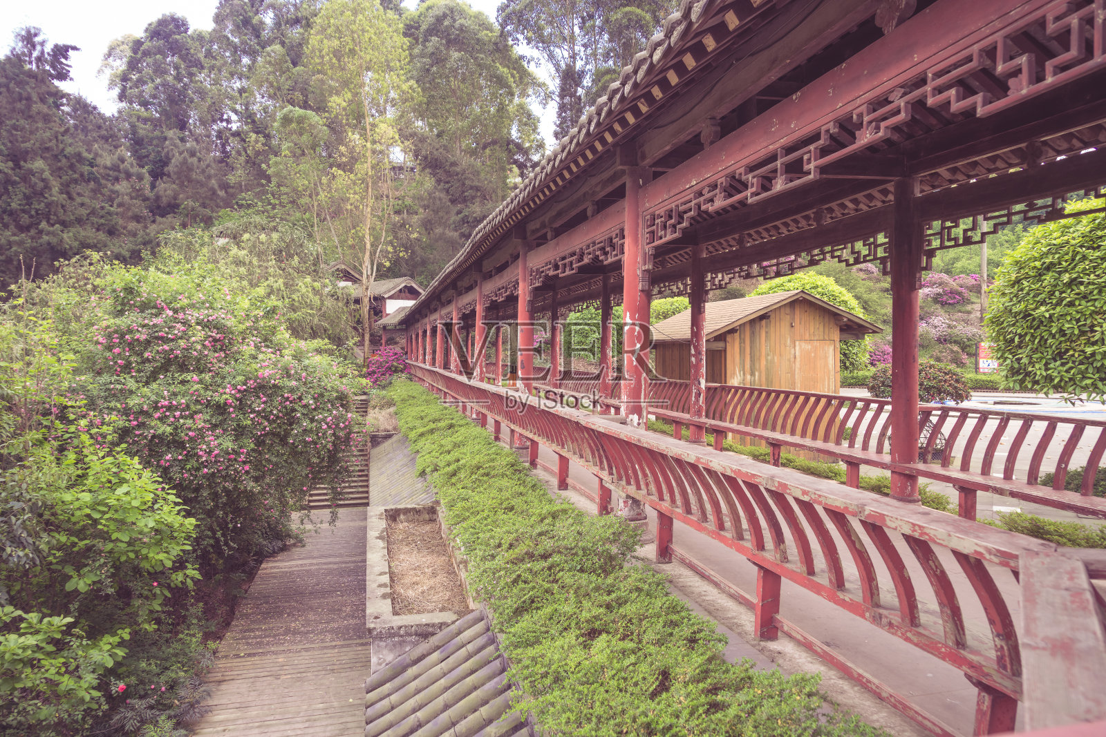 公园里中国传统建筑的长廊照片摄影图片