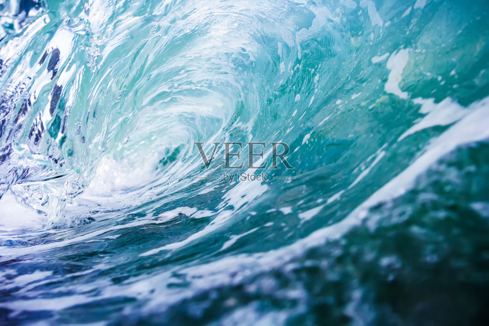 蓝色桶浪在海洋。波崩溃照片摄影图片