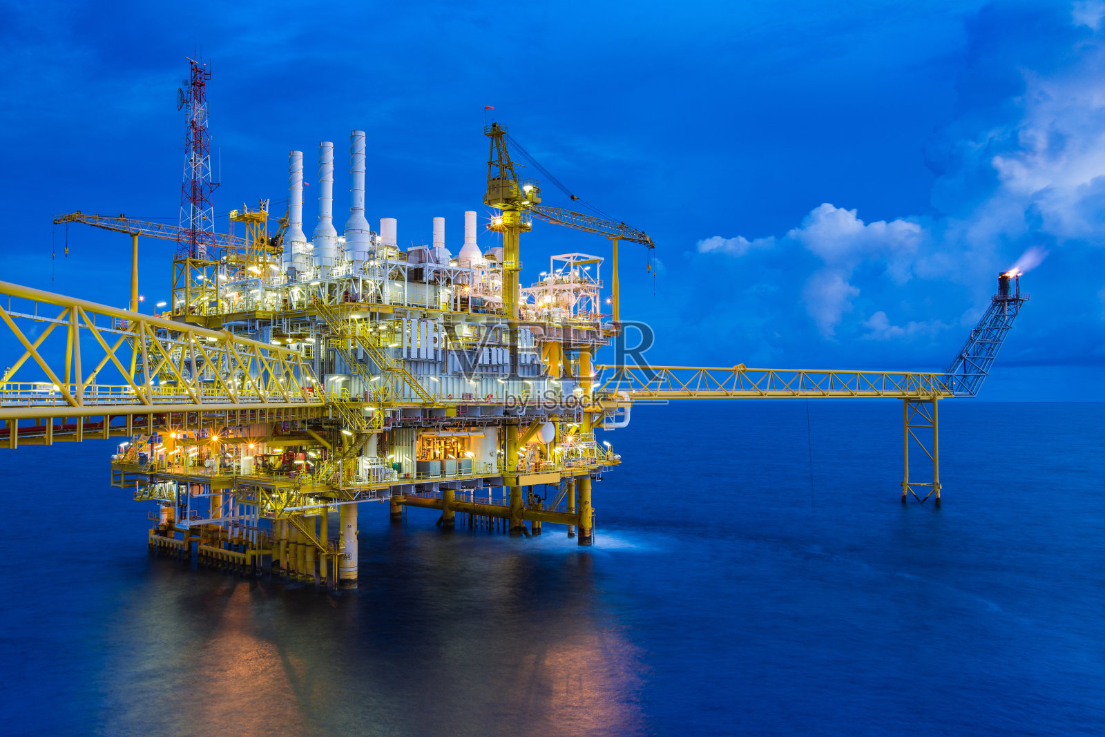 石油和天然气生产平台，石油和天然气生产和勘探业务在泰国湾。照片摄影图片