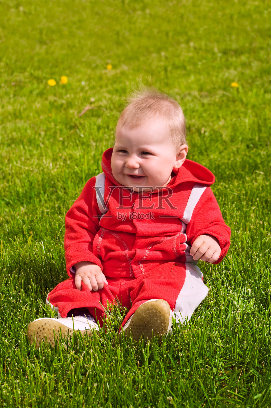 绿草上微笑的婴儿照片摄影图片
