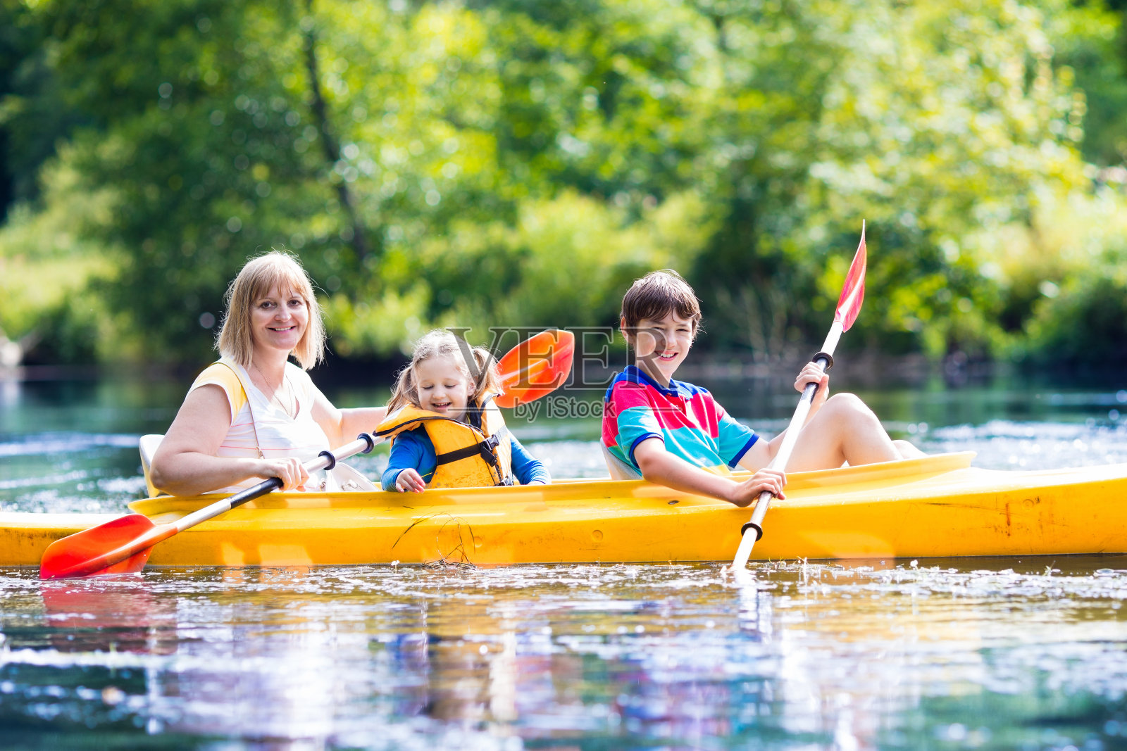 一家人在河上享受皮划艇照片摄影图片