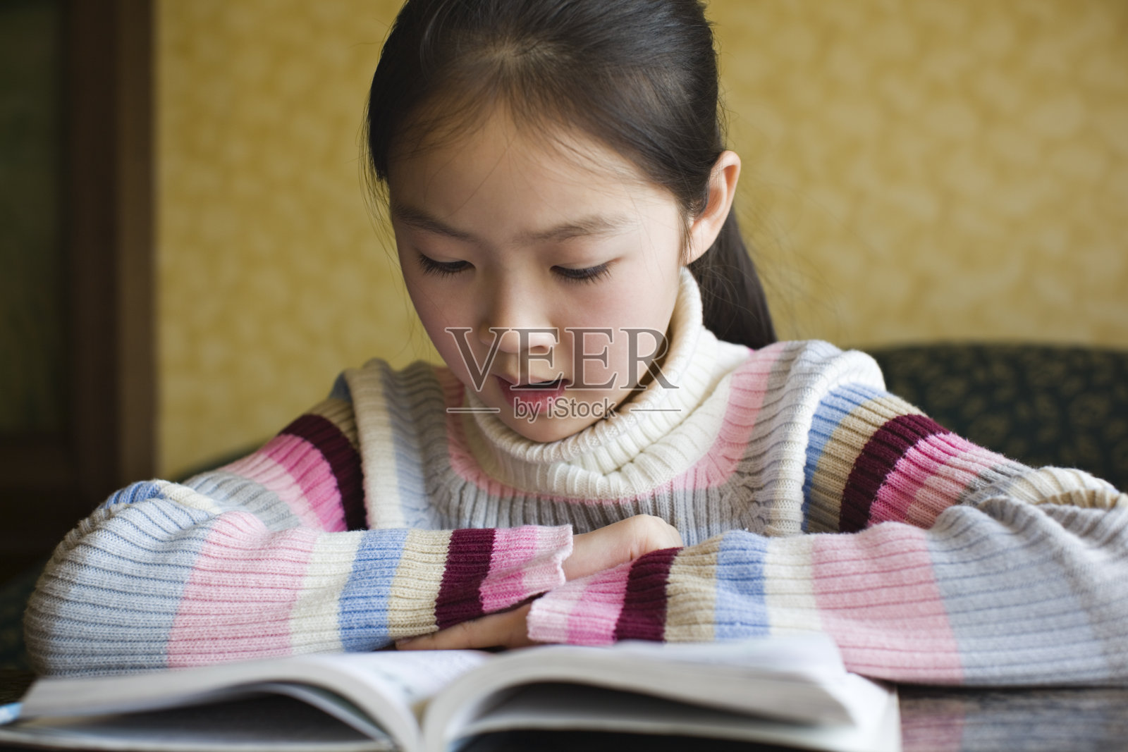 在读一本书的女生照片摄影图片