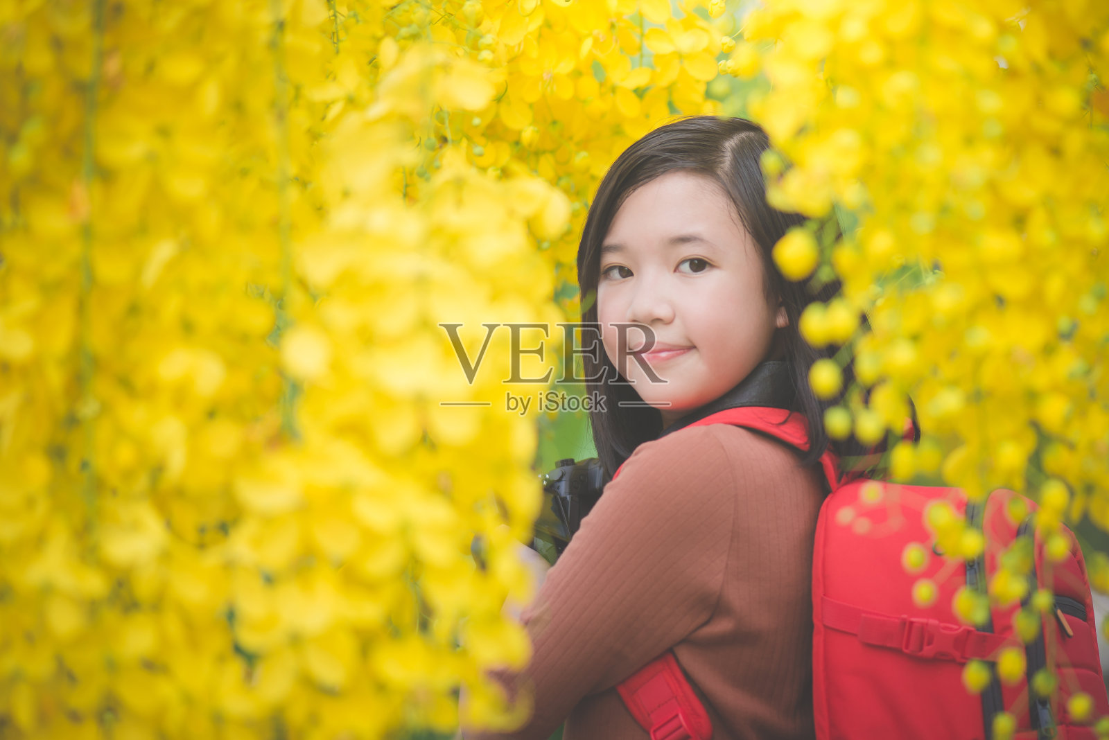 亚洲女孩与盛开的黄花合影照片摄影图片