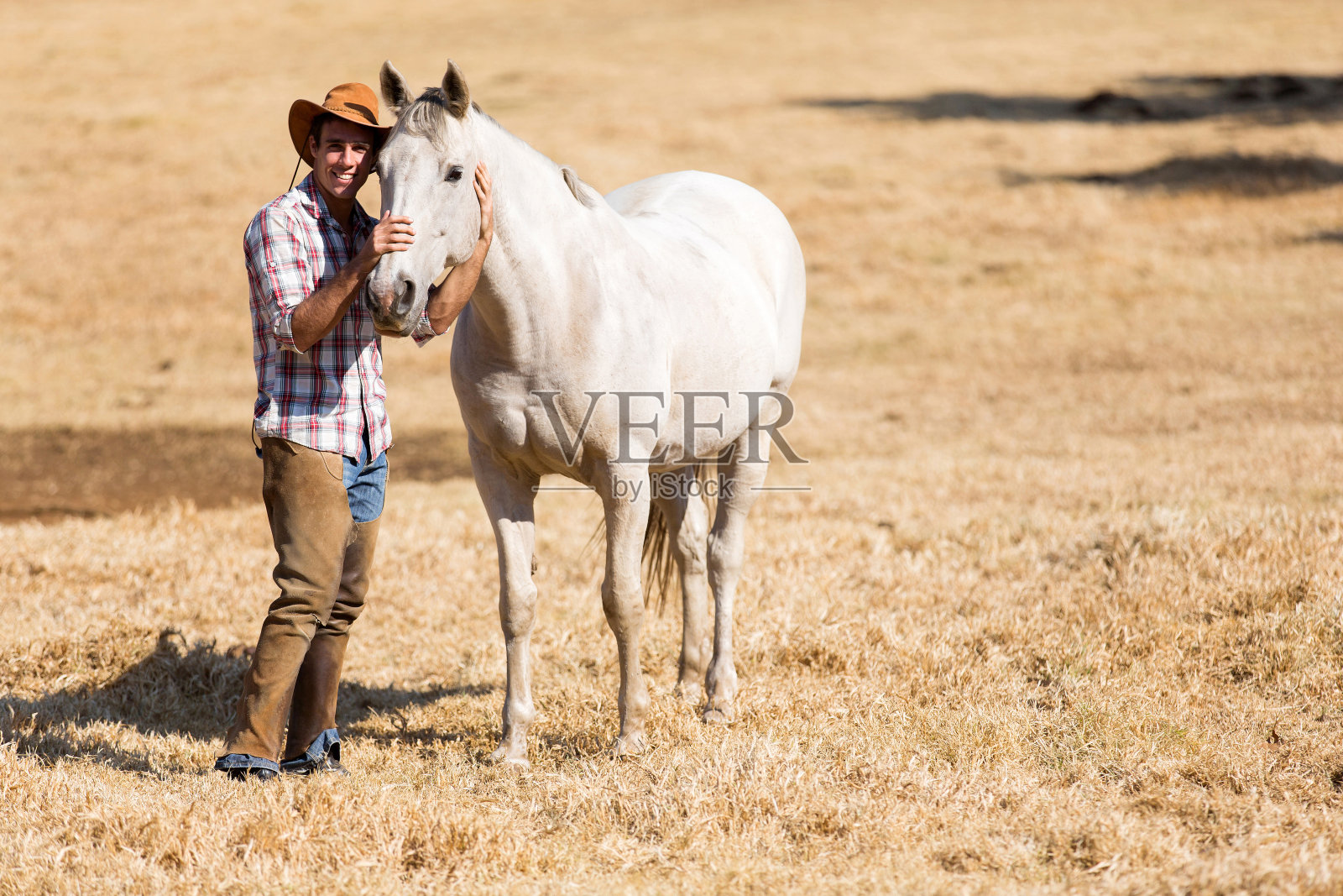 骑着白马的牛仔照片摄影图片