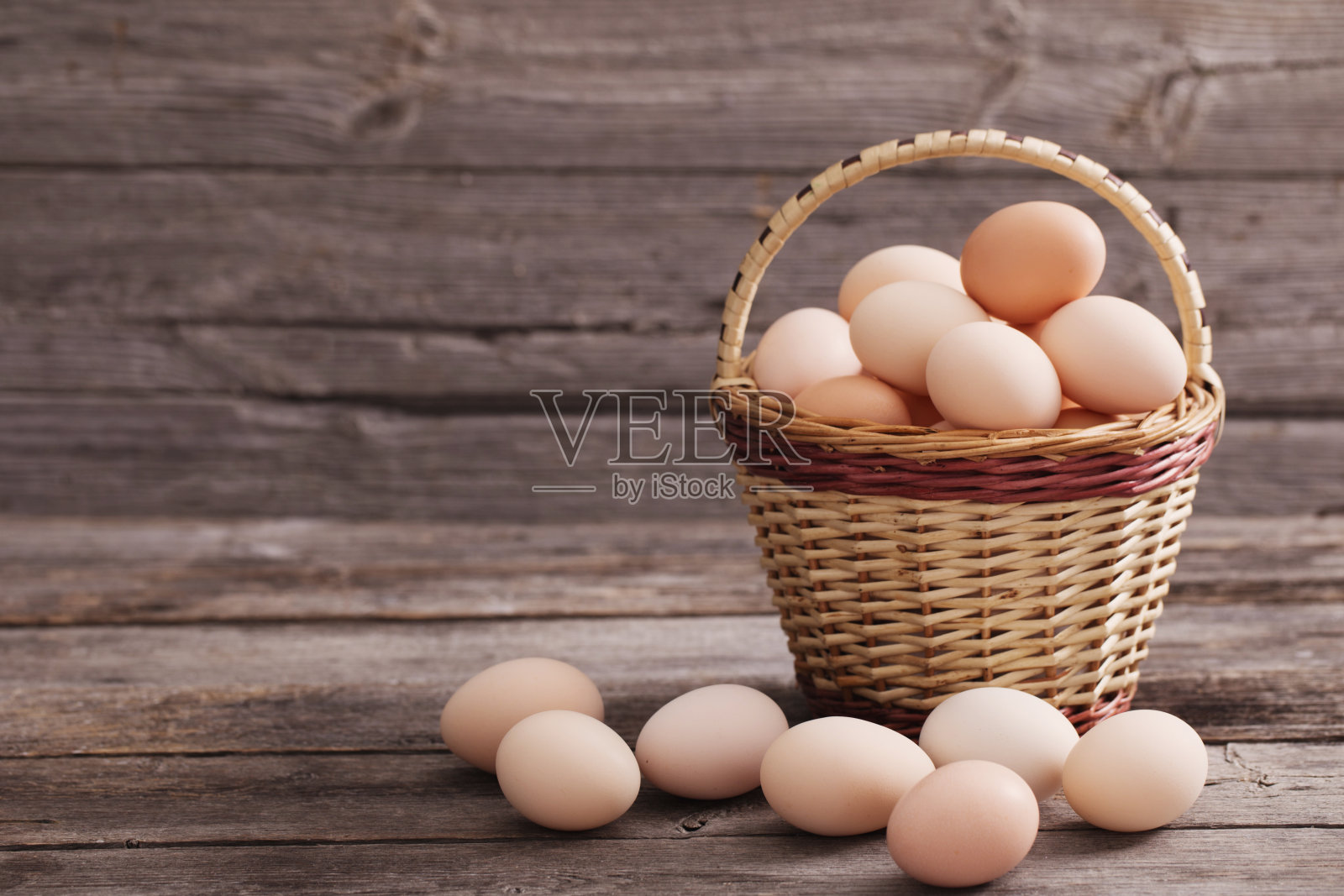 木制背景上的鸡蛋照片摄影图片