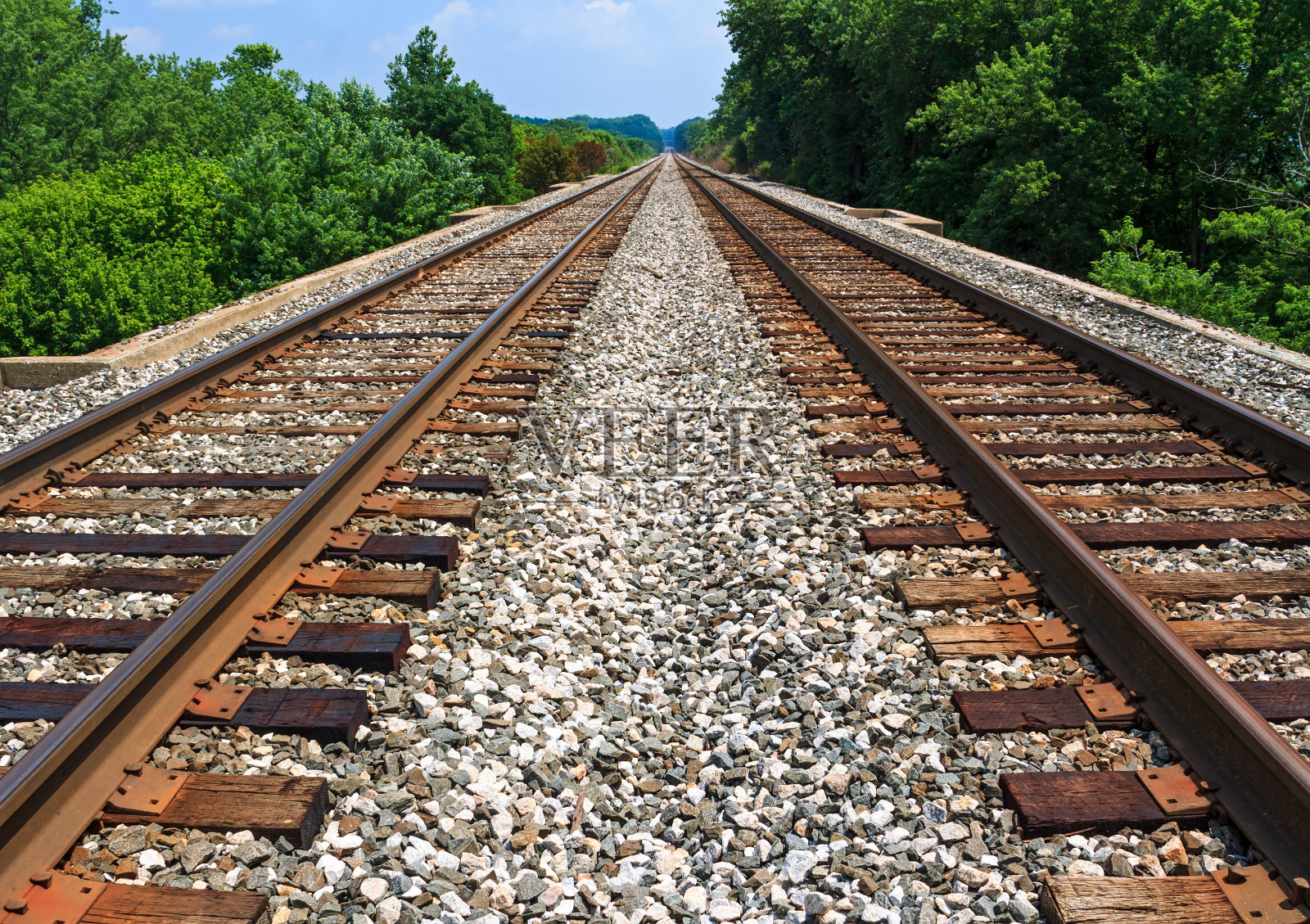 一对锈迹斑斑的铁路在晴朗晴朗的日子里照片摄影图片