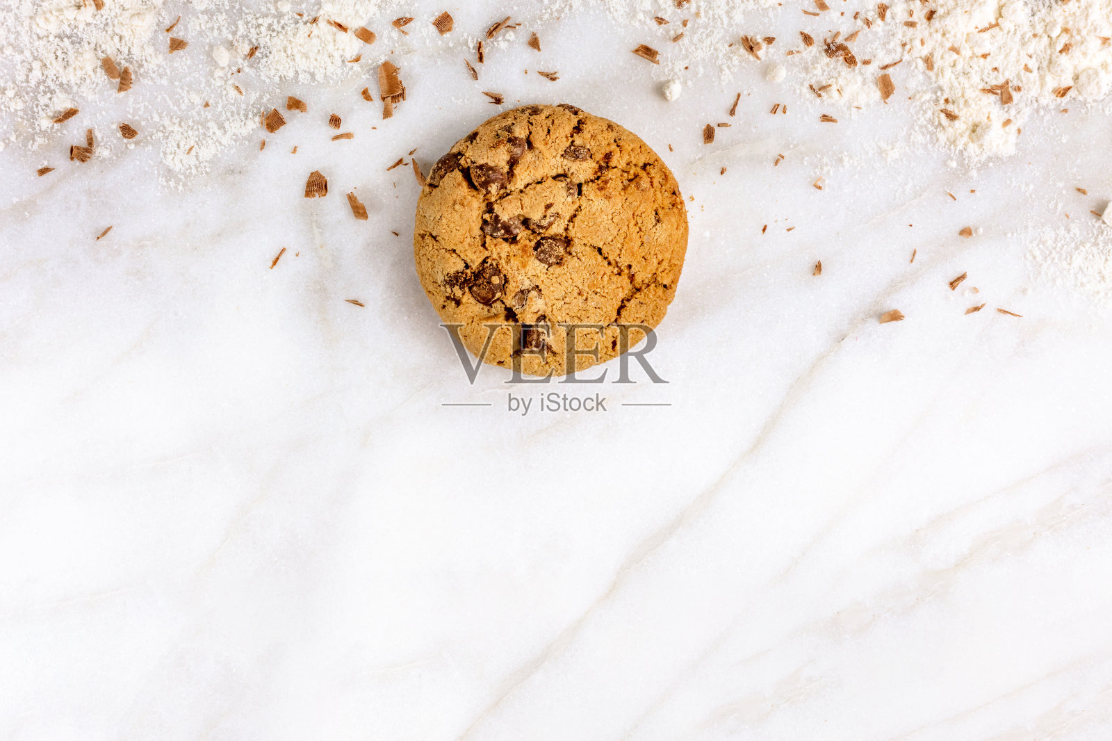 白色大理石上撒着面粉的巧克力饼干照片摄影图片