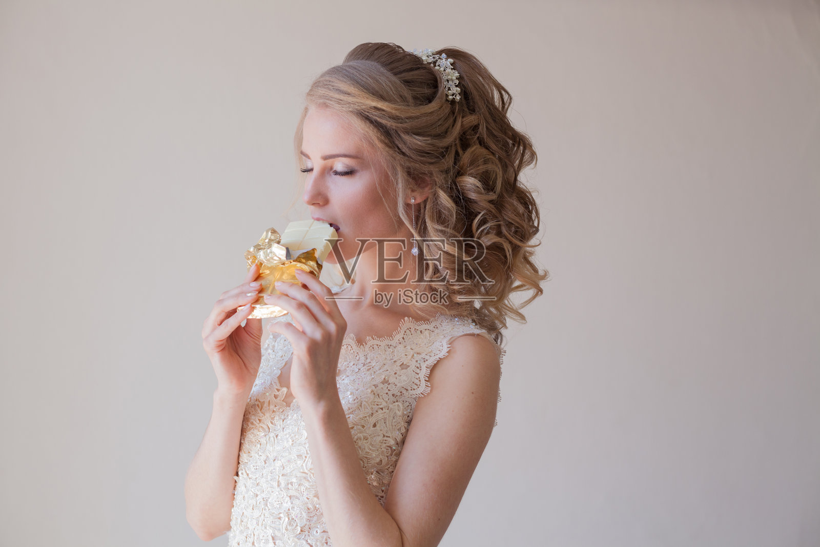 新娘是白色巧克力糖果的结婚照照片摄影图片