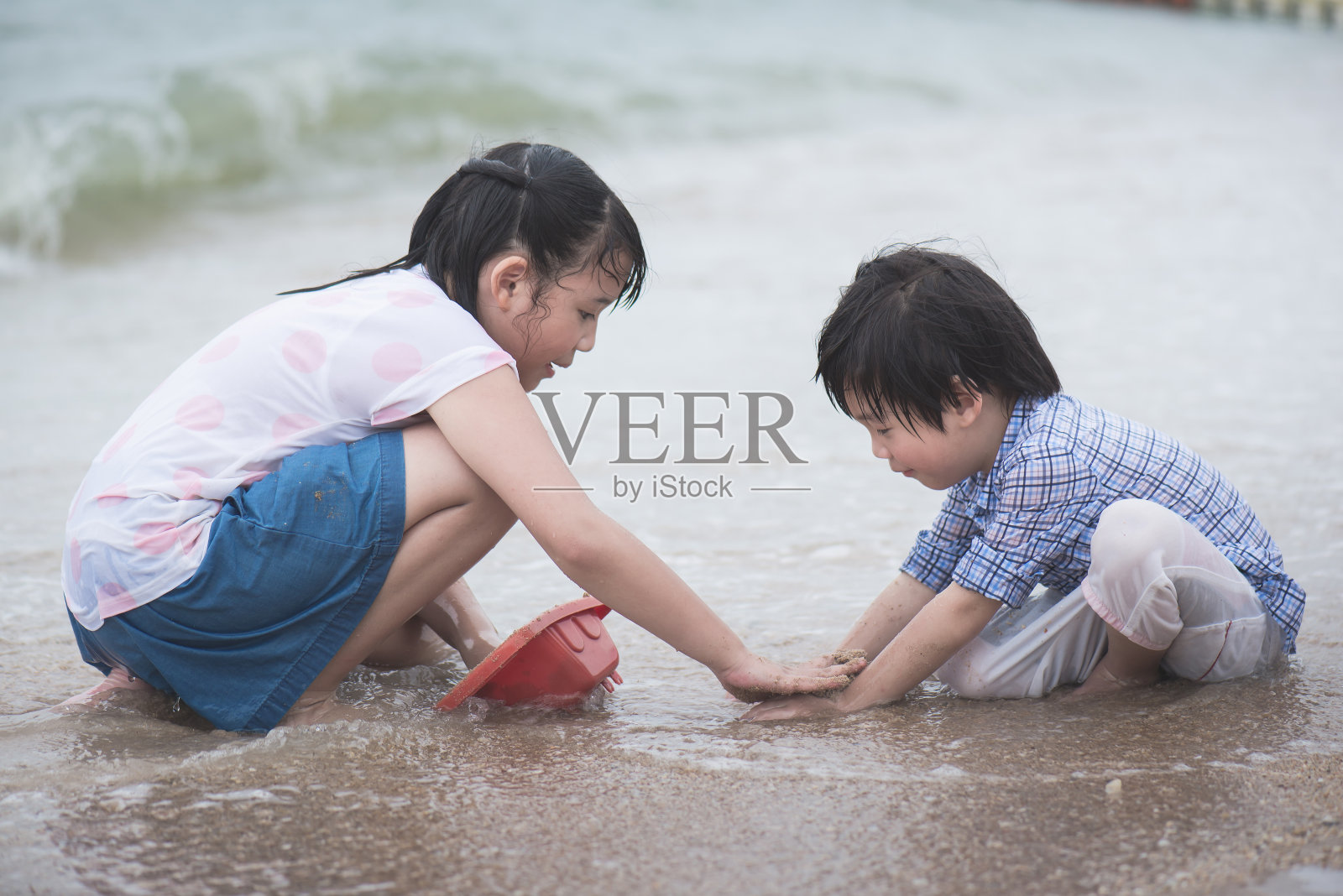 在海滩上玩耍的亚洲孩子照片摄影图片
