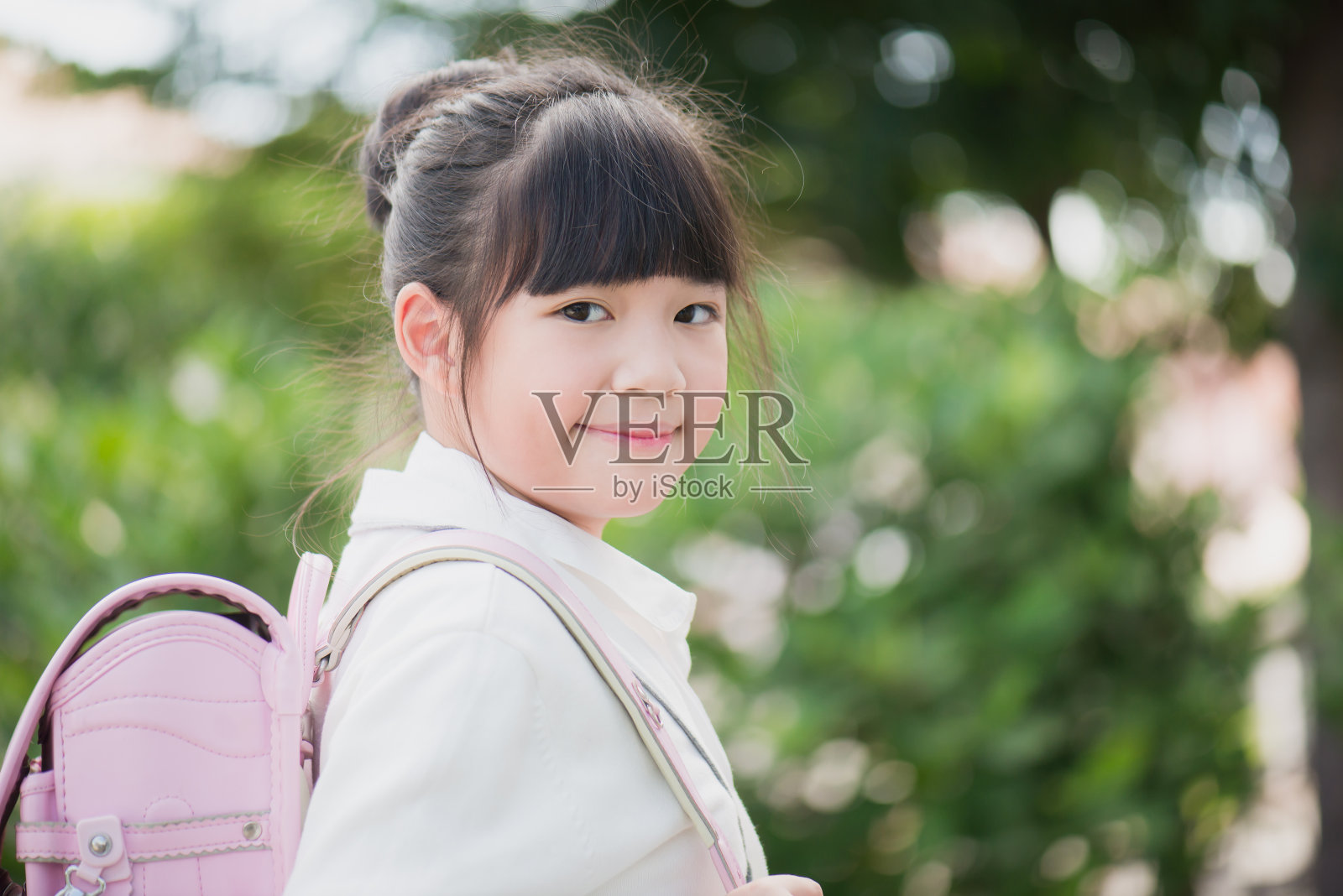 亚洲女学生，粉色背包照片摄影图片