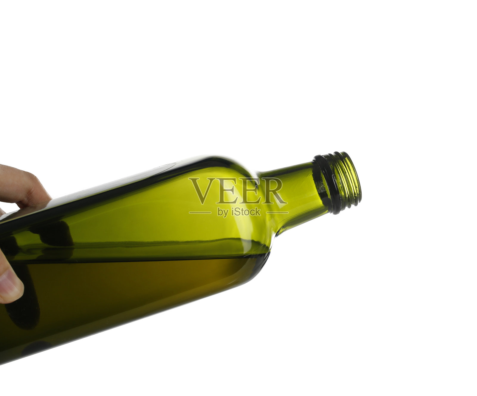 在白色背景下从玻璃瓶中倒橄榄油。照片摄影图片