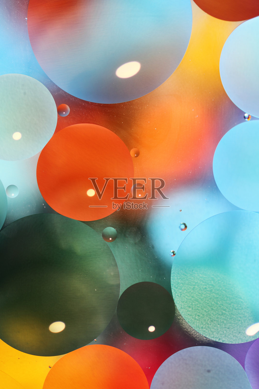抽象的彩色背景与泡沫的水照片摄影图片