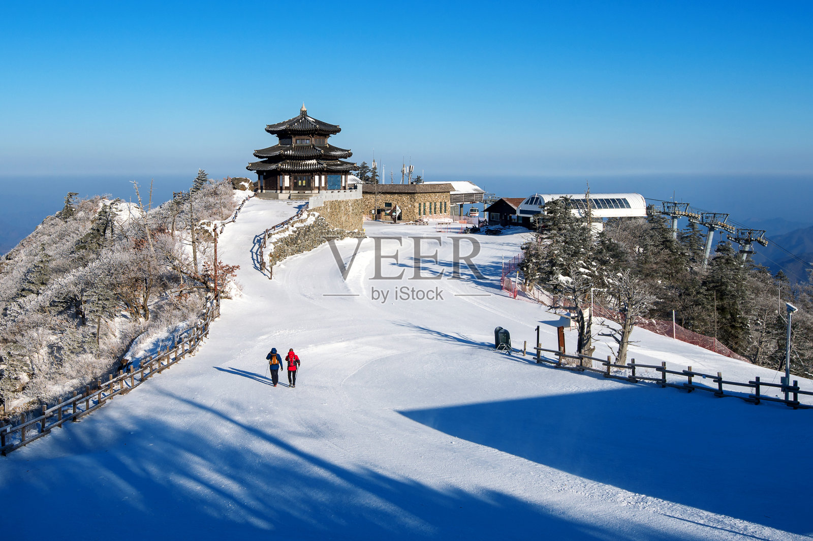 冬天在德岳山的背包客。照片摄影图片
