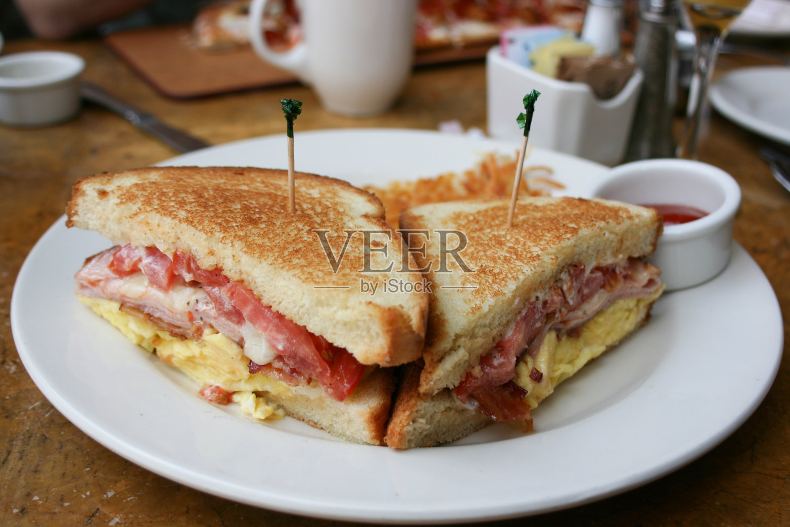 鸡蛋、培根和奶酪早餐三明治配土豆泥照片摄影图片