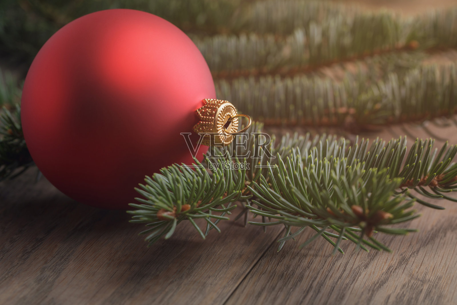 圣诞球与云杉木桌子照片摄影图片