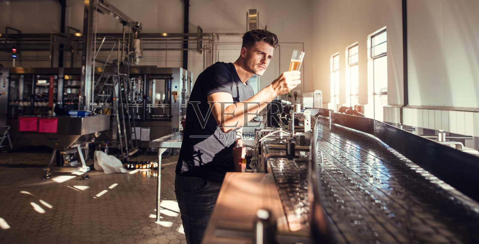 酿酒厂厂长正在检查精酿啤酒的质量照片摄影图片