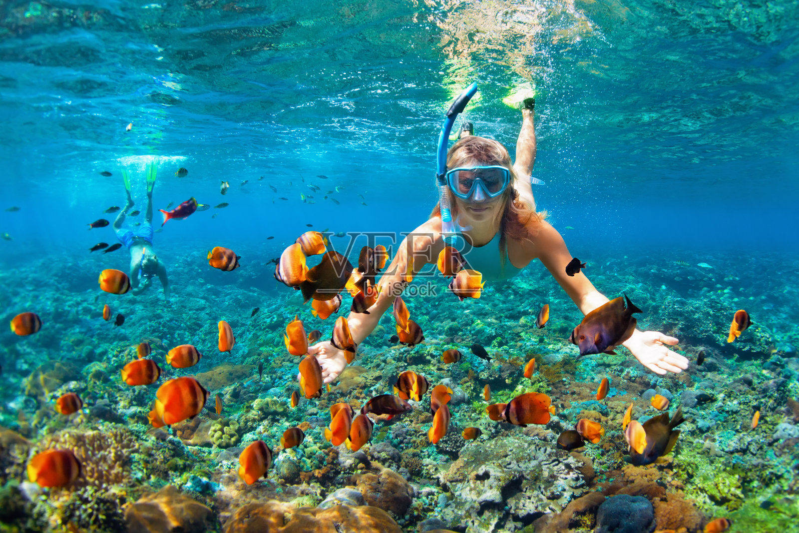快乐的夫妇浮潜在珊瑚礁的水下照片摄影图片