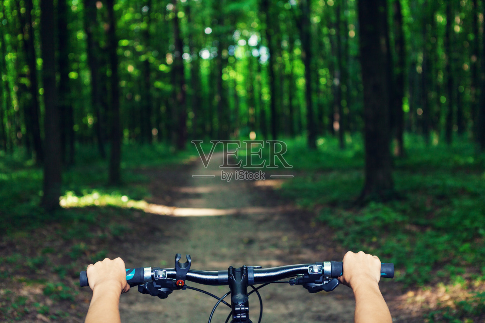 骑山地车下山，骑自行车下山很快。从骑自行车的人的眼睛看。照片摄影图片