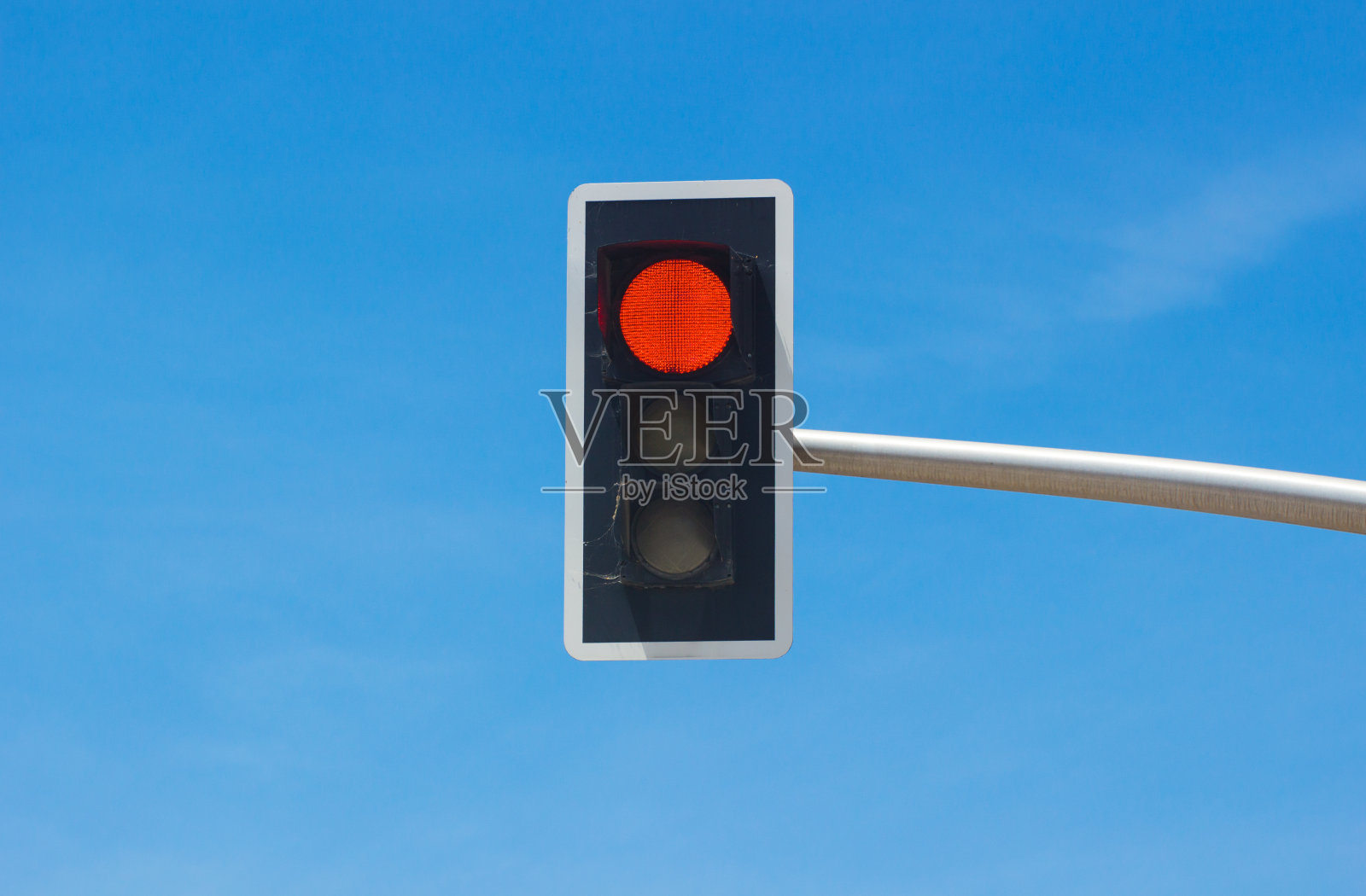 蓝色天空背景下的交通灯。红色的照片摄影图片