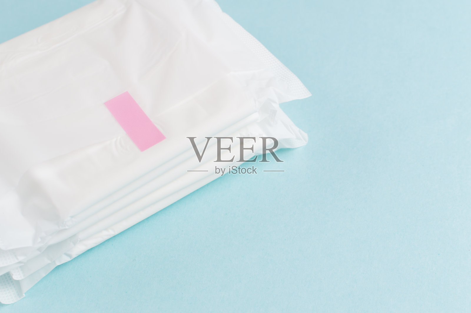 粉色背景的女性卫生巾。月经期间的女性卫生观念。照片摄影图片_ID:428419324-Veer图库
