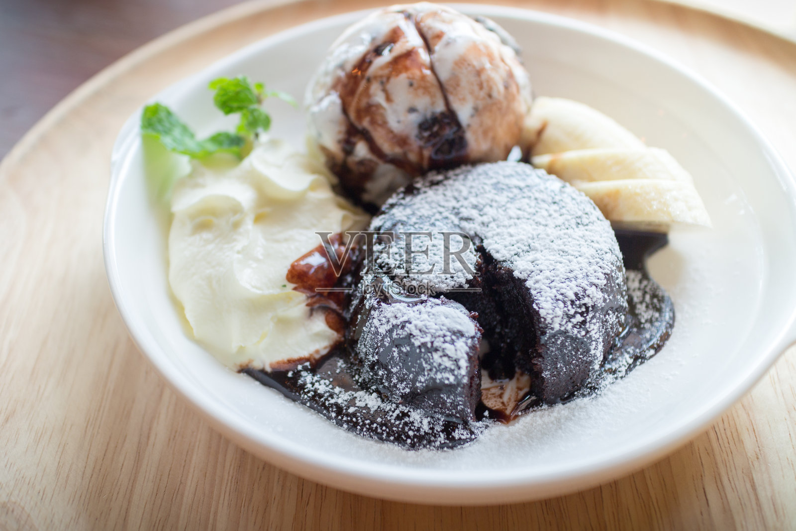 热巧克力熔岩蛋糕，香草冰淇淋球，香蕉照片摄影图片