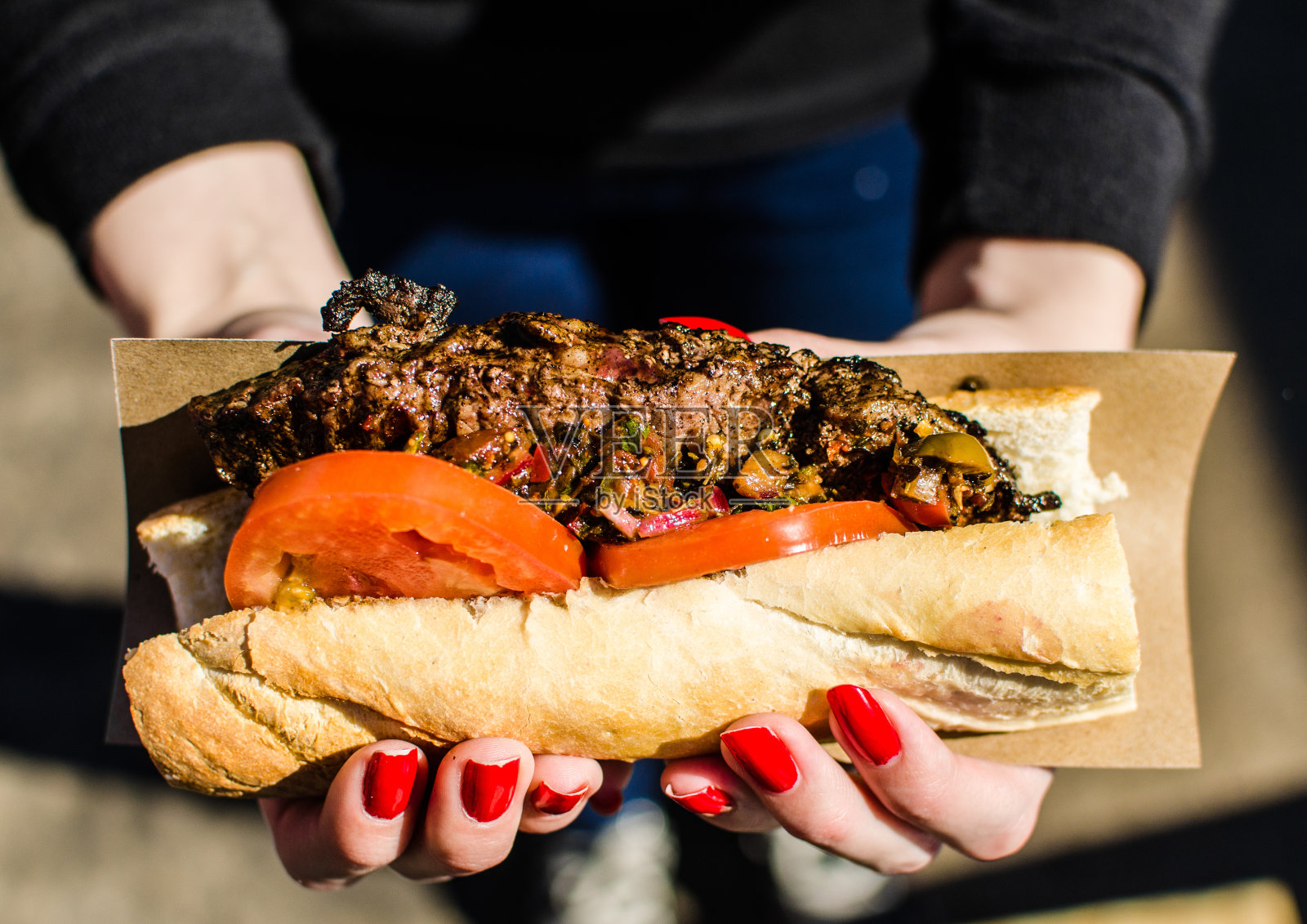 阿根廷街头小吃，传统的纽约牛排三明治和墨西哥辣酱在街头小吃市场照片摄影图片