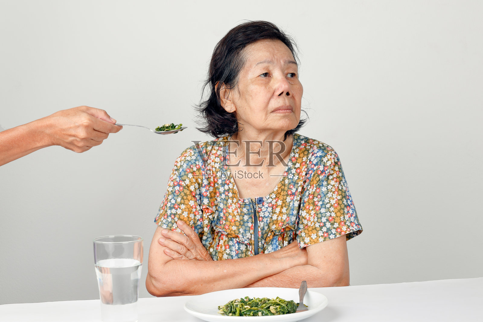 年老的亚洲妇女厌倦了食物照片摄影图片